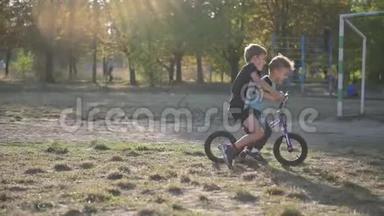 这个男孩和弟弟在夏天阳光明媚的天气里骑着摩托车在公园里玩，心情很好